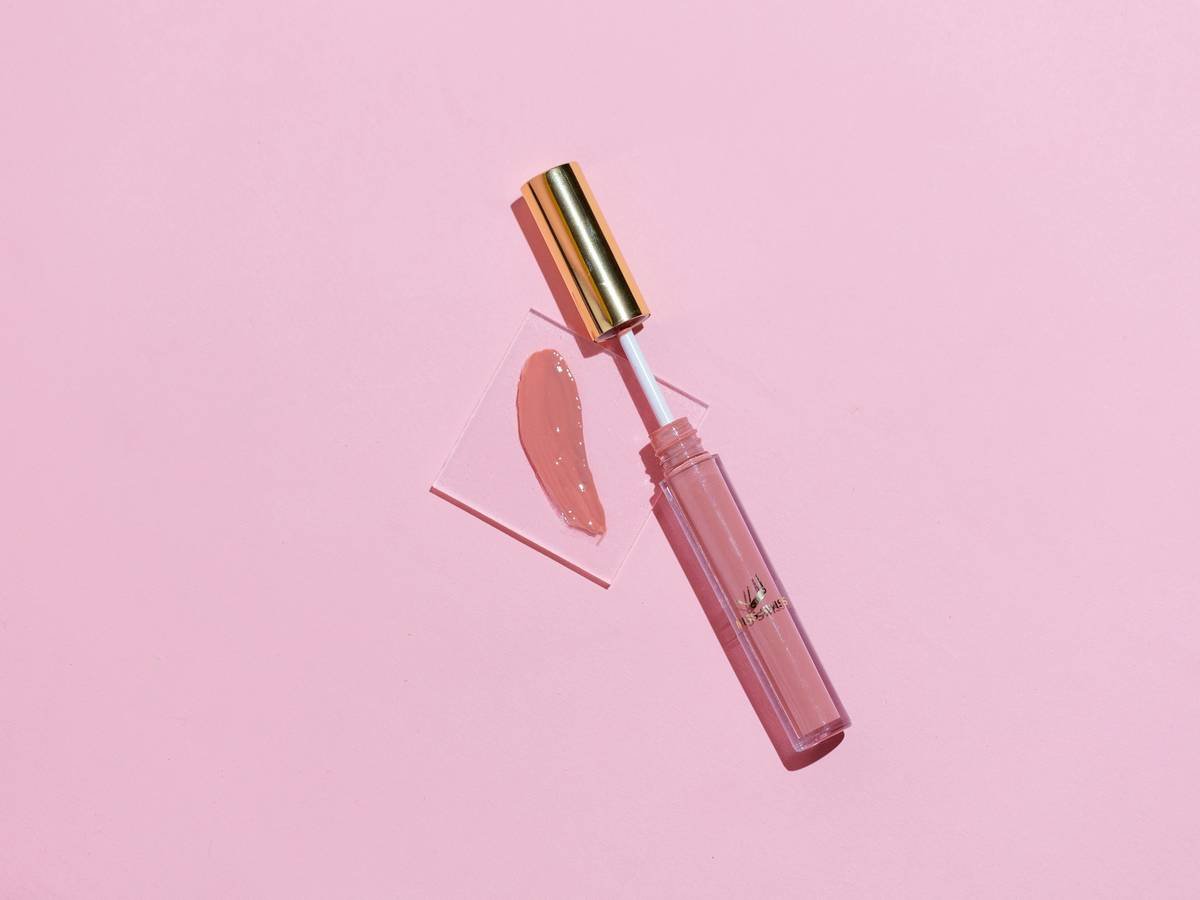 Bar chart comparing hyaluronic acid vs. cinnamon oil lip plumpers: HA shows +11.7% volume at day 28 with no irritation; cinnamon shows +15% at hour 1 but -5% at day 14 due to barrier damage
