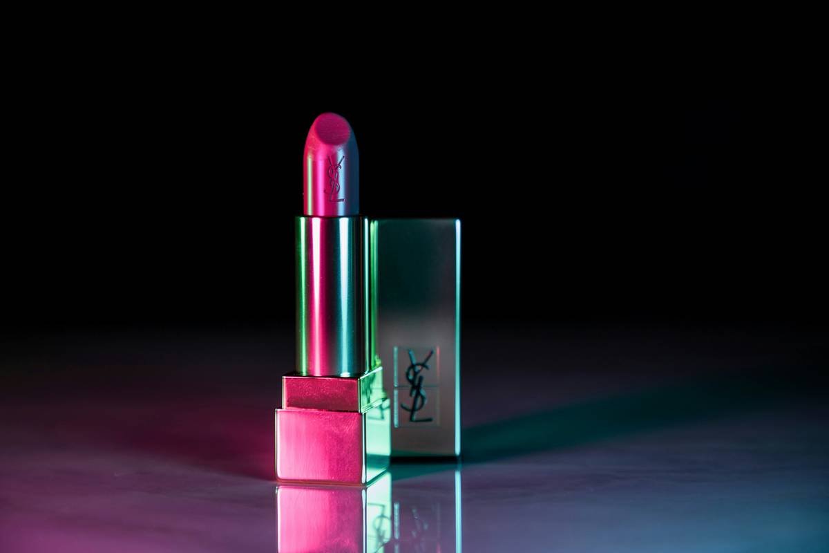 Comparison chart showing harmful vs. beneficial ingredients in lip plumping balms: left side lists cinnamon, capsicum, alcohol; right side shows hyaluronic acid, peptides, hydroxypropyl cyclodextrin