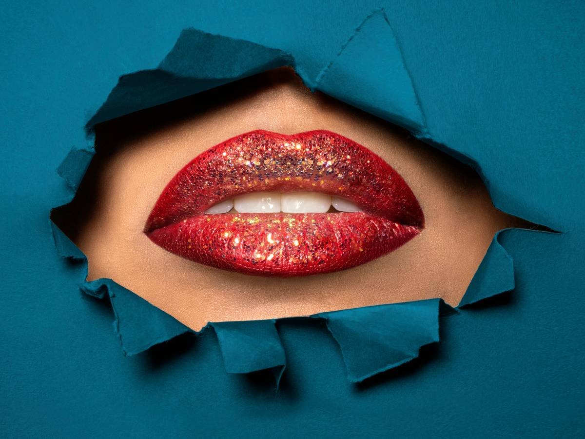 Infographic comparing effective vs. irritating lip plumper ingredients with clinical data
