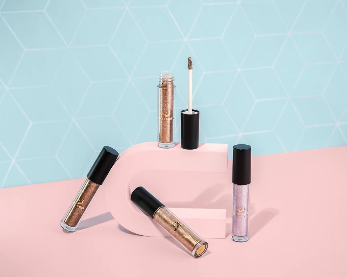 Infographic showing how volumizing lip gloss works: left side shows irritant-based plumpers causing inflammation; right side shows hydrating plumpers using hyaluronic acid for optical fullness