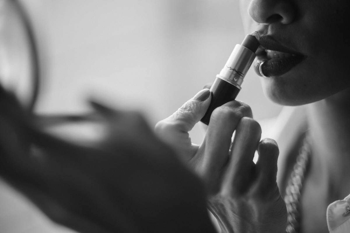 Why Your Volumizing Lip Oil Isn’t Working (And How to Fix It for Real)