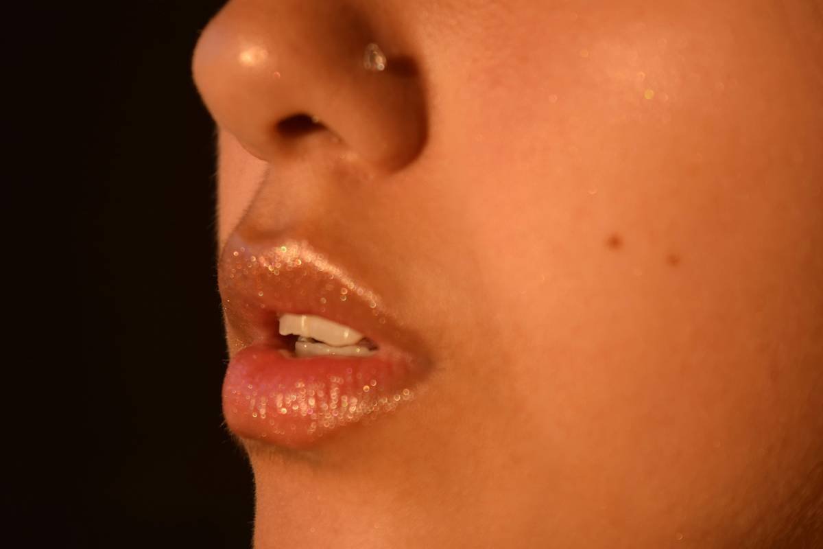 Comparison chart showing irritant-based vs. hydrating lip plumper ingredients with efficacy and safety ratings