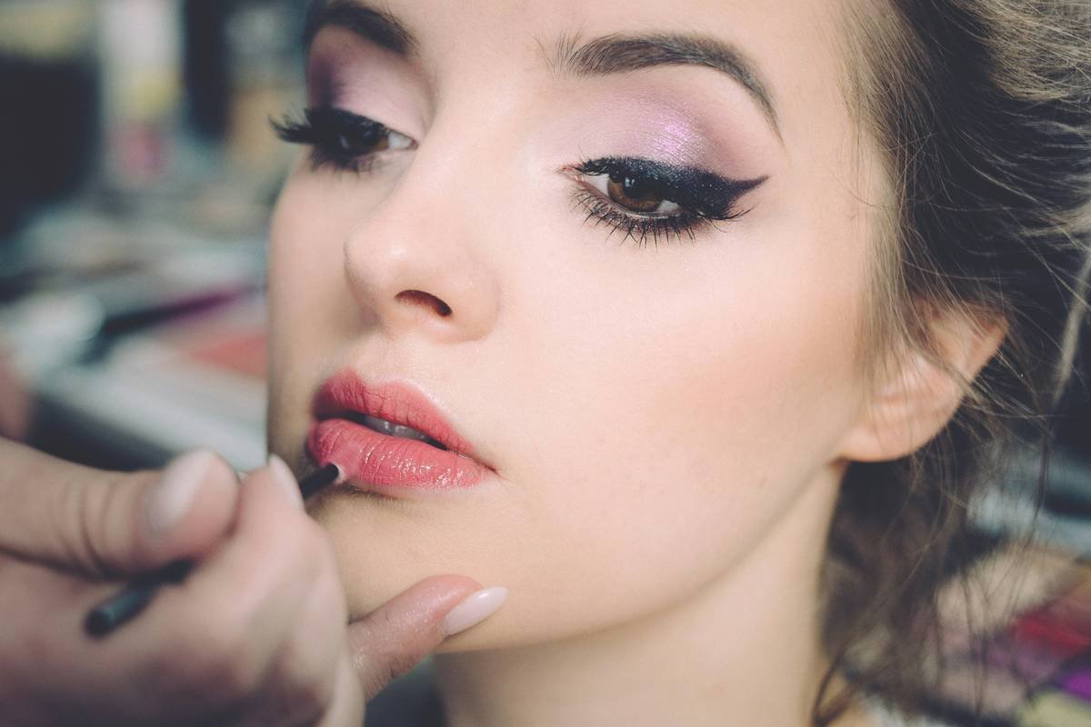 Diagram showing how full lip tints work: hyaluronic acid draws moisture into lips, peptides stimulate collagen, and pigments provide color—all without irritants like menthol or capsicum