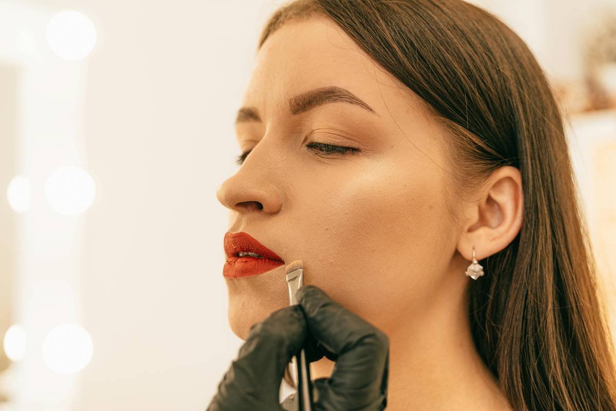 Infographic comparing effective vs. irritating lip plumper ingredients: hyaluronic acid, peptides, and ginger extract vs. cinnamon oil, menthol, and alcohol