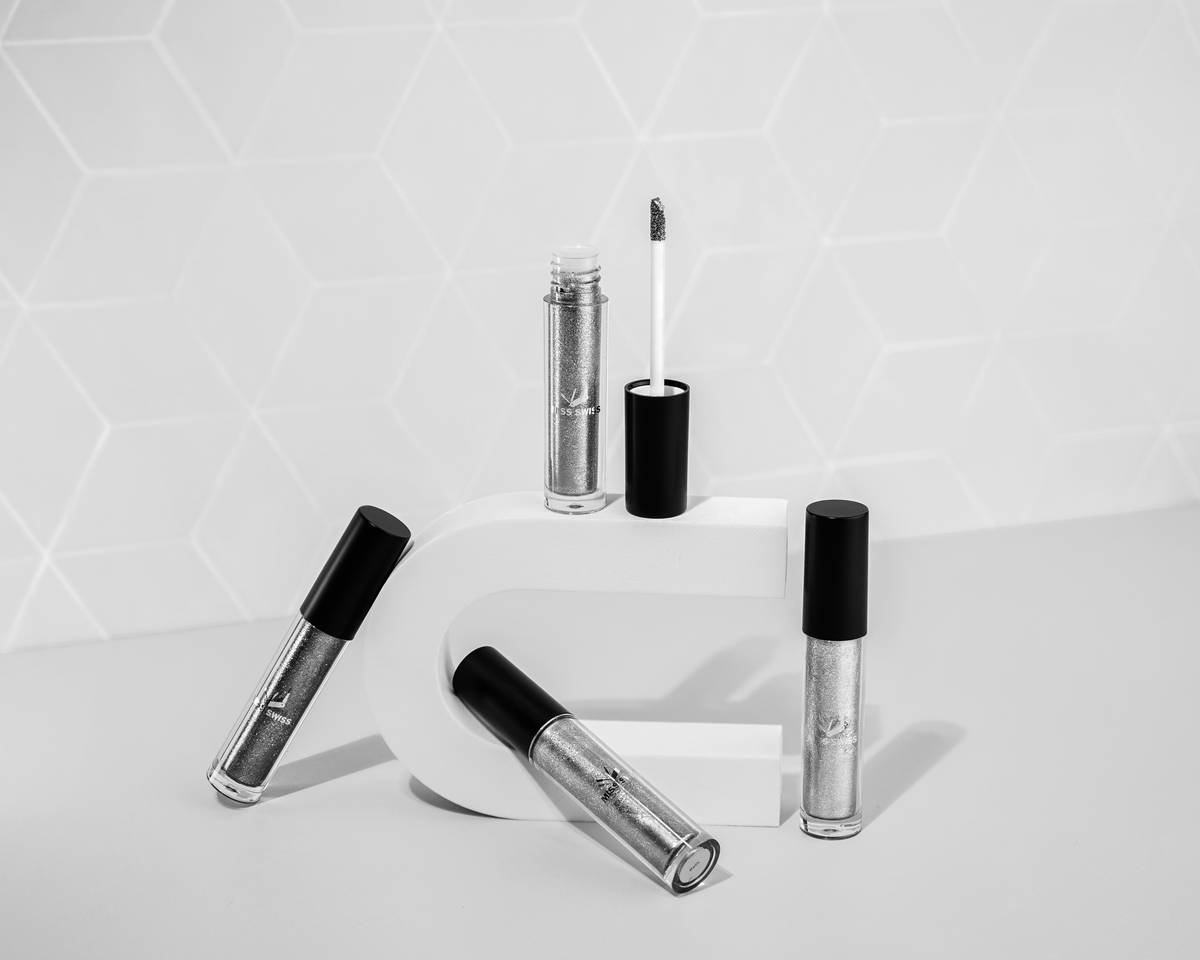 Infographic showing how lip plumping gels work: irritants cause vasodilation and temporary swelling vs. hyaluronic acid attracting moisture for subtle volume