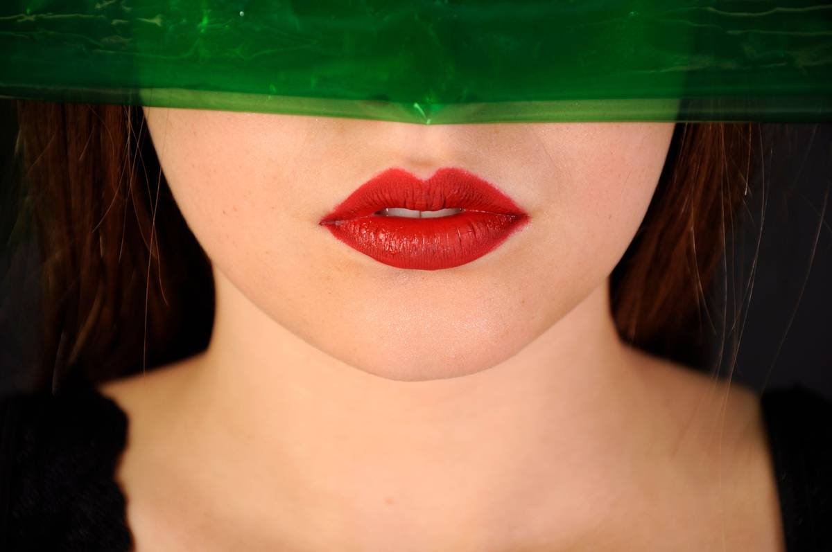 Comparison chart showing irritating vs. hydrating lip plumping ingredients with icons for cinnamon, hyaluronic acid, peptides, and ginger extract