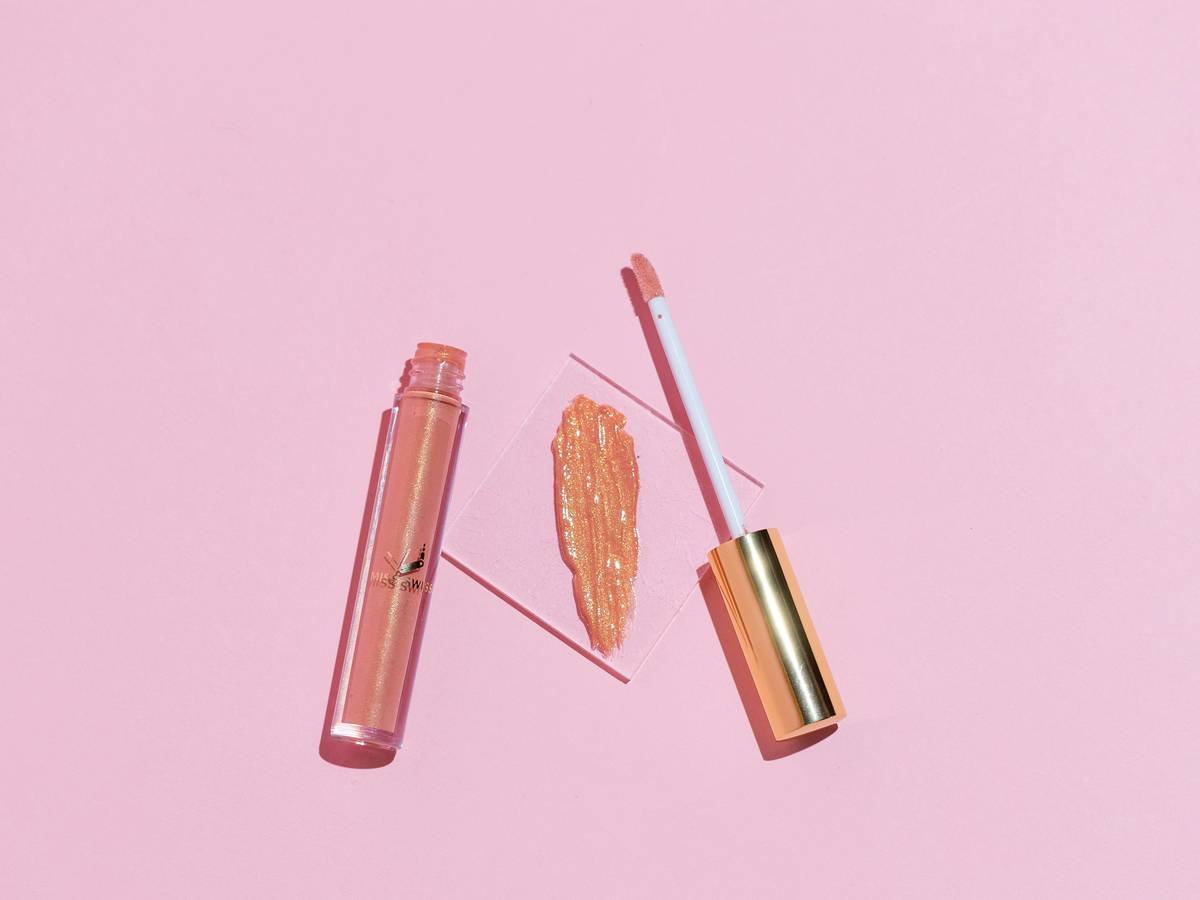 Step-by-step visual guide to achieving fuller lip blend with highlighting and contouring